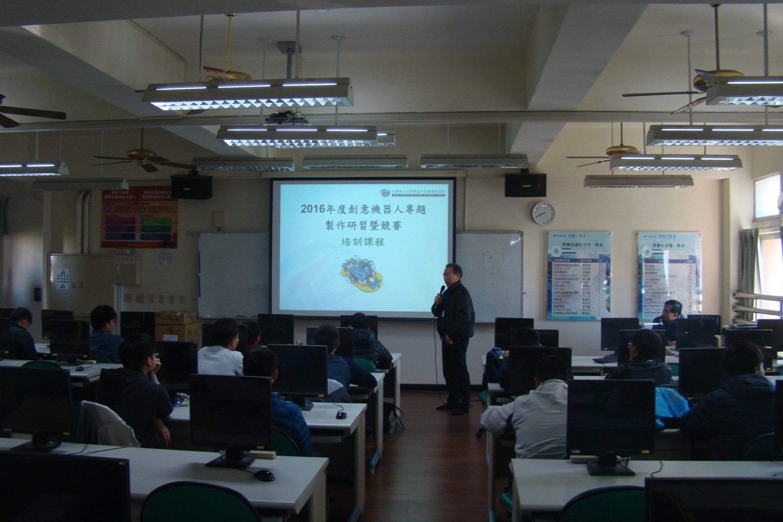 修平科技大學電機工程系謝承達主任進行課程講習 修平科技大學電機工程系謝承達主任進行課程講習