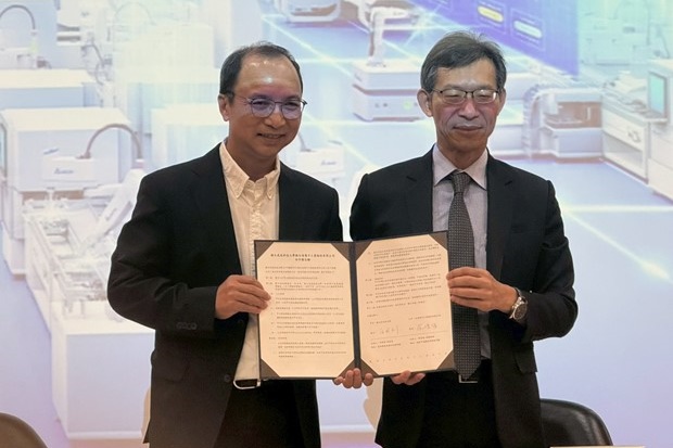 虎科大副校長方昭訓(右)與台達機電事業群副總經理 蔡清雄(左)簽署合作備忘錄,雙方攜手培育智慧機電 人才。 虎科大副校長方昭訓(右)與台達機電事業群副總經理 蔡清雄(左)簽署合作備忘錄,雙方攜手培育智慧機電 人才。