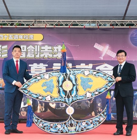 虎科大45週年校慶開幕　海外校友以「月亮風箏」獻祝福、AI新秀結業齊亮相