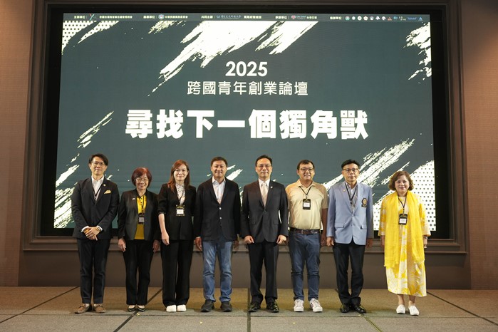 Ambassador Hsieh-Li Lan of the Taiwan Representative Office in Thailand (fifth from left), Deputy Representative Tung Szu-Chi (first from left), Flash Express CEO Komsan Saelee (fourth from left), President of the Thai-Taiwan Business Association Chen Han-Chuan (second from right), Honorary President for Life Kuo Hsiu-Min (second from left), Junior Chapter President Jack Huang (third from right), Chairperson of the Thai-Taiwan Association Chang Ling-Chin (first from right), and NFU Public Affairs Section Chief Chang Yi-Pin (third from left) posed together for a group photo at the event.