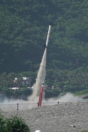 虎科大機電輔系團隊研製「虎箭」於台灣盃火箭競賽中試飛升空。