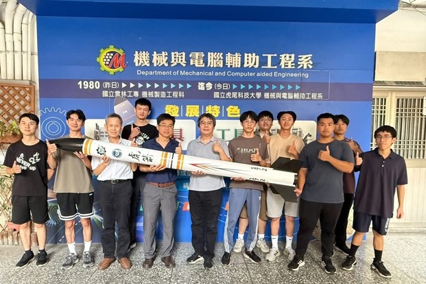 虎箭團隊指導老師張文陽(前排左四)帶領機電輔系學生 團隊跨域挑戰航太應用。