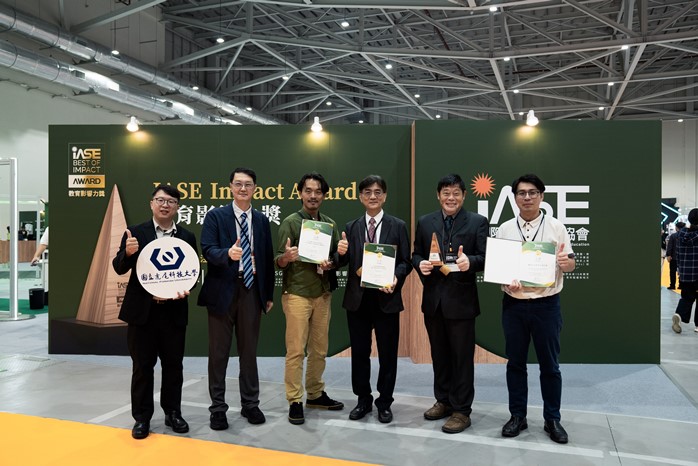 虎科大副校長陳大正(右三)與獲獎團隊農科系教授 戴守谷(右二)、機械設計系教授蕭俊卿(左二)、 元泰竹藝社負責人林家宏(左三)與永續處助理教授 顏彬峰(右一)合影。