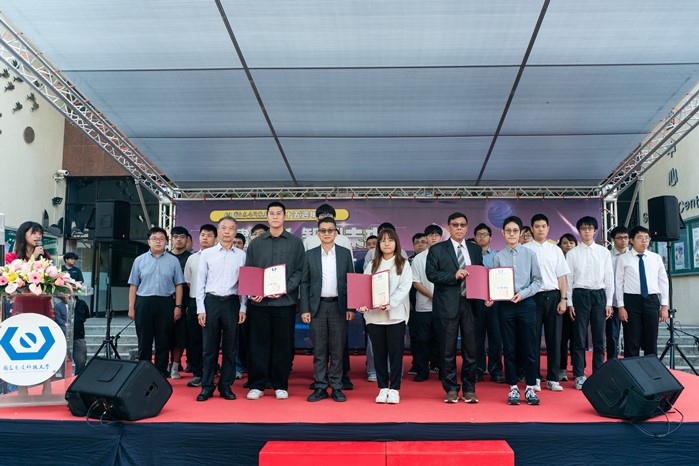 Forty participants in the AI New Stars program completed their professional courses and were personally presented with certificates at the university anniversary celebration by enterprise representatives: Chung Wen-lung (first left), Founder of Carbntek Co., Ltd.; Liu Chun-yi (third left), CEO of Kun Wei Technology; and Dr. Kuo Yung-ching (second right), Head of the Commercial UAV and AI Technology Division at Thunder Tiger Corp.
