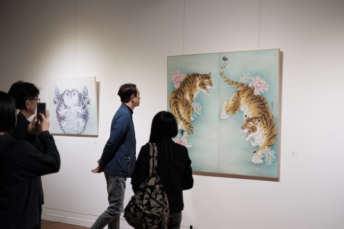 Through the agile postures and profound eyes of the big cats, the artworks convey the power of nature and the resilience of life.