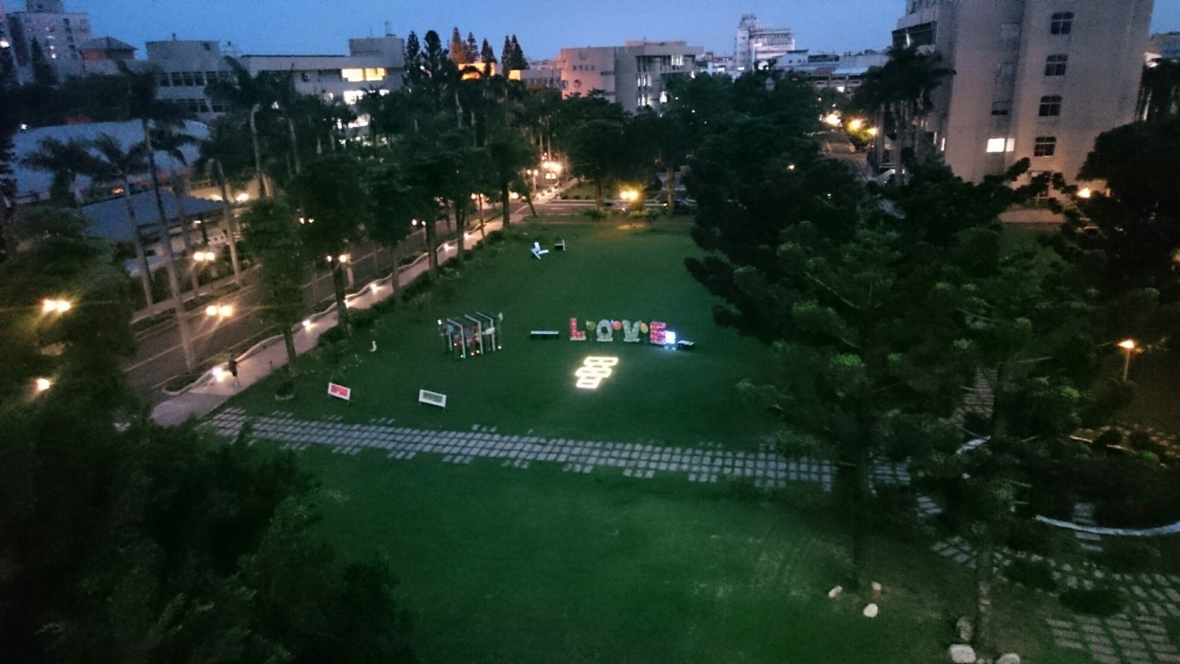 夜景真浪漫徜徉在綠色光源草坪