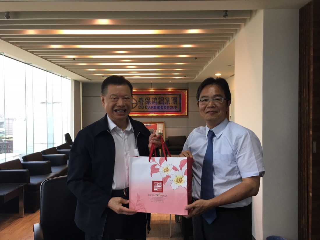 覺校長與廖萬隆總裁合照