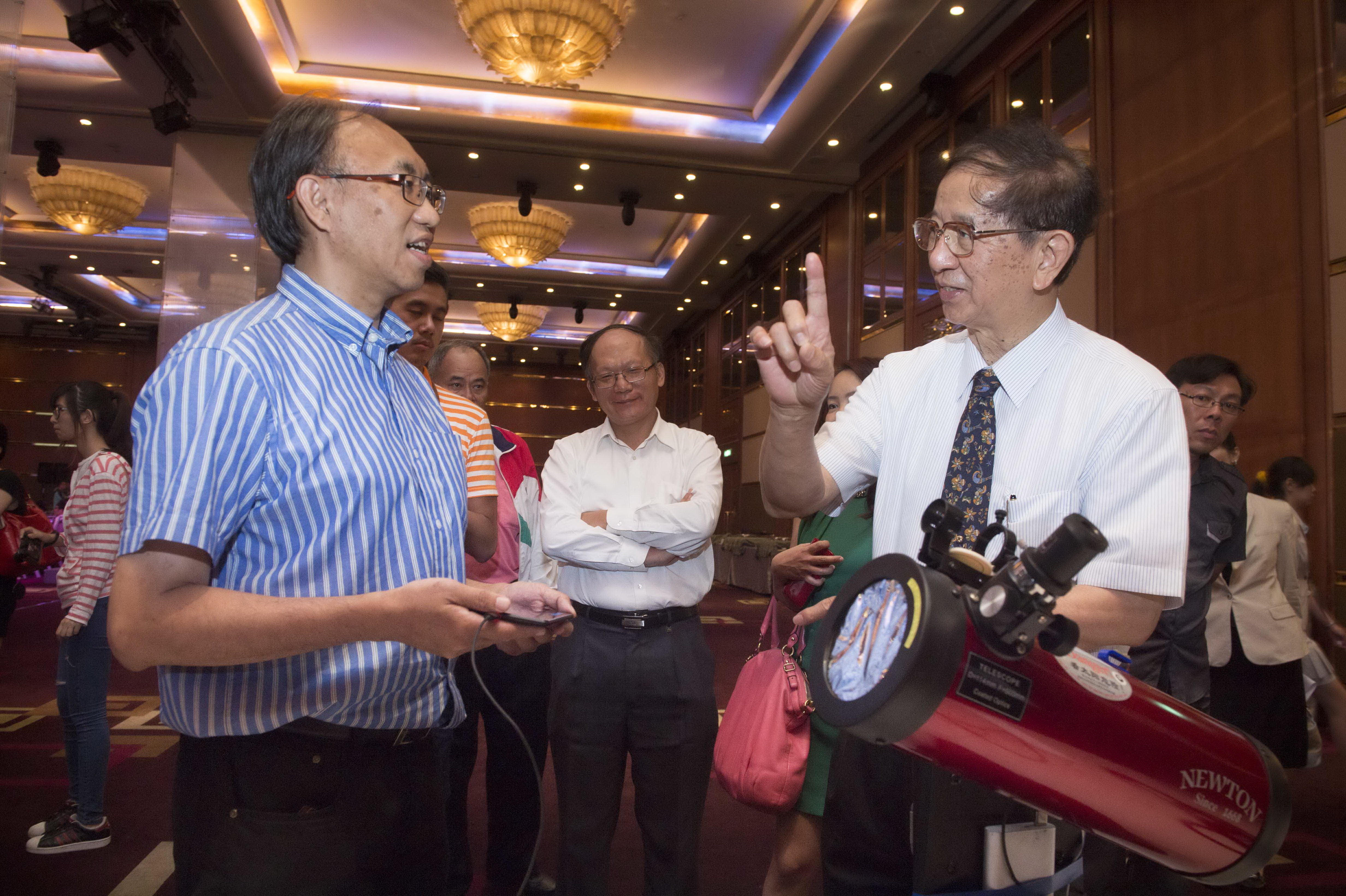 許永和主任及同學向李遠哲院士解說另一件得獎作品 (照片提供:旺宏教育基金會)