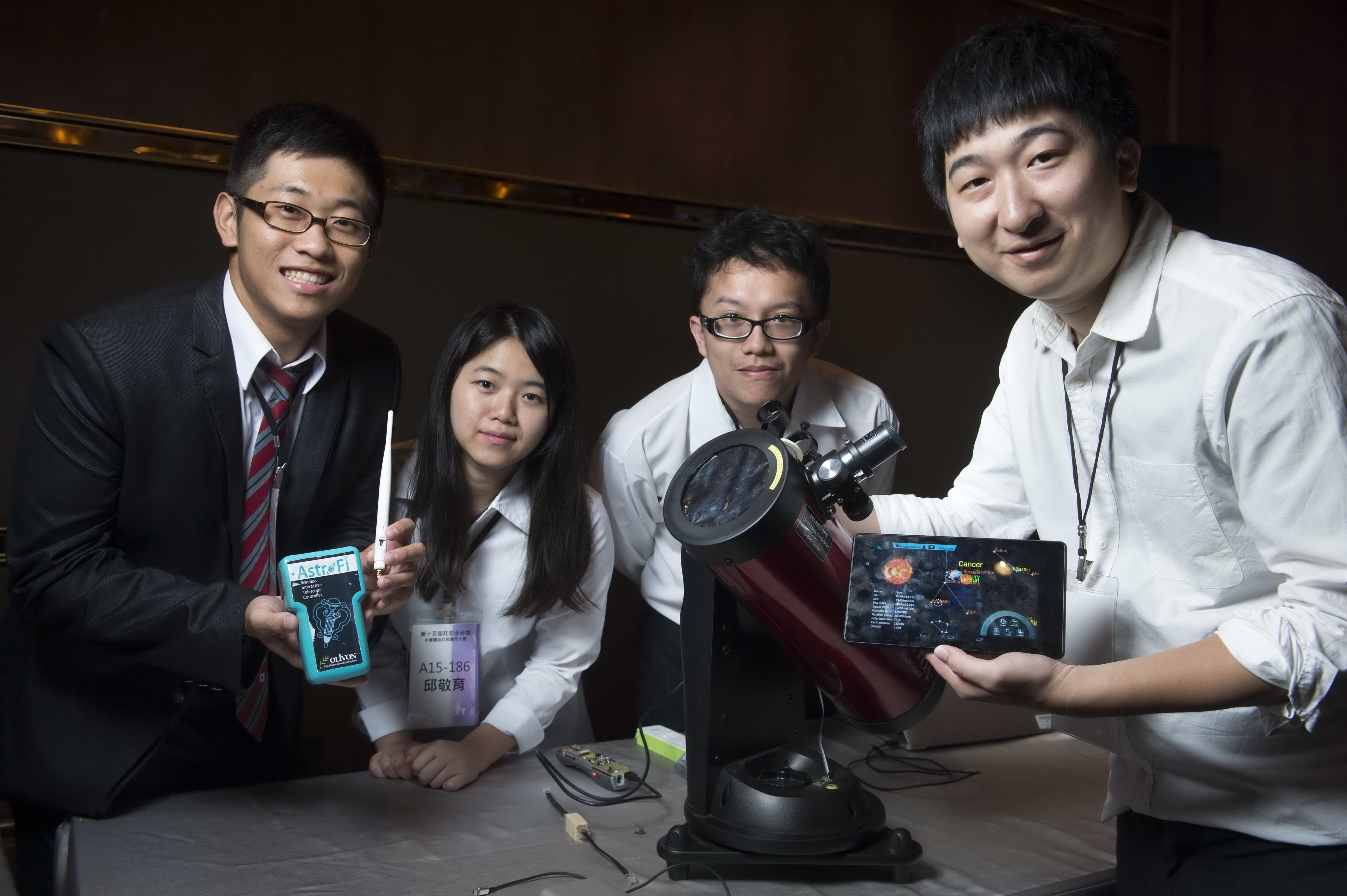 資工系作品能夠協助一般民眾做專業級的觀星，獲得應用組銀獎的肯定 (照片提供:旺宏教育基金會)