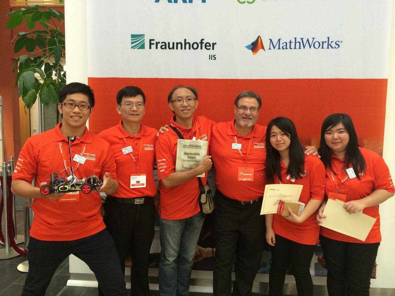 許永和教授與指導學生蘇孝駿、邱敬育、陳郁臻及 Freescale美國代表Andy與Freescale台灣區負責人Tiger